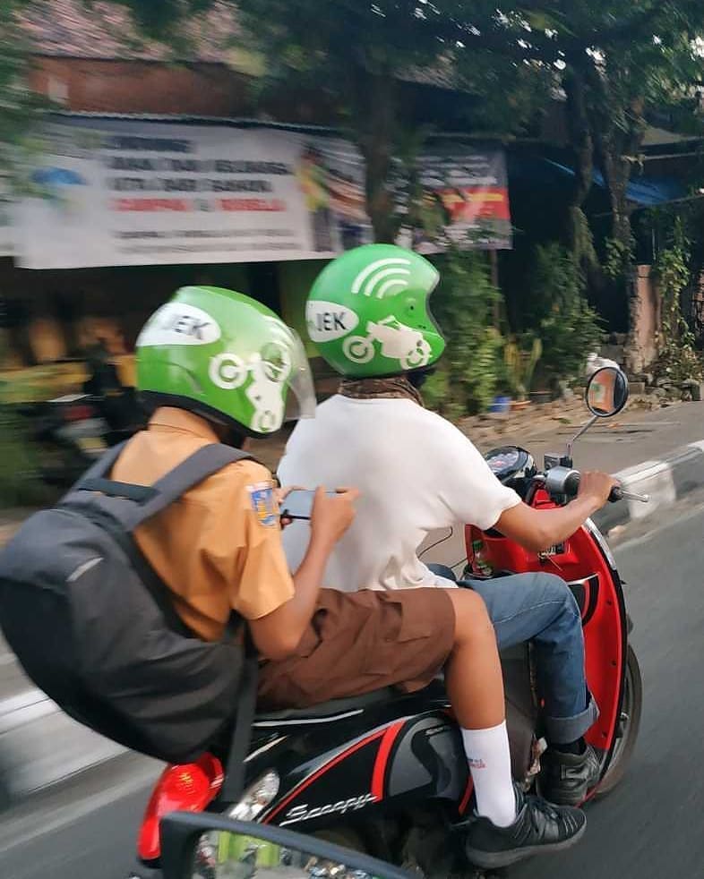 Gaya Boncengan